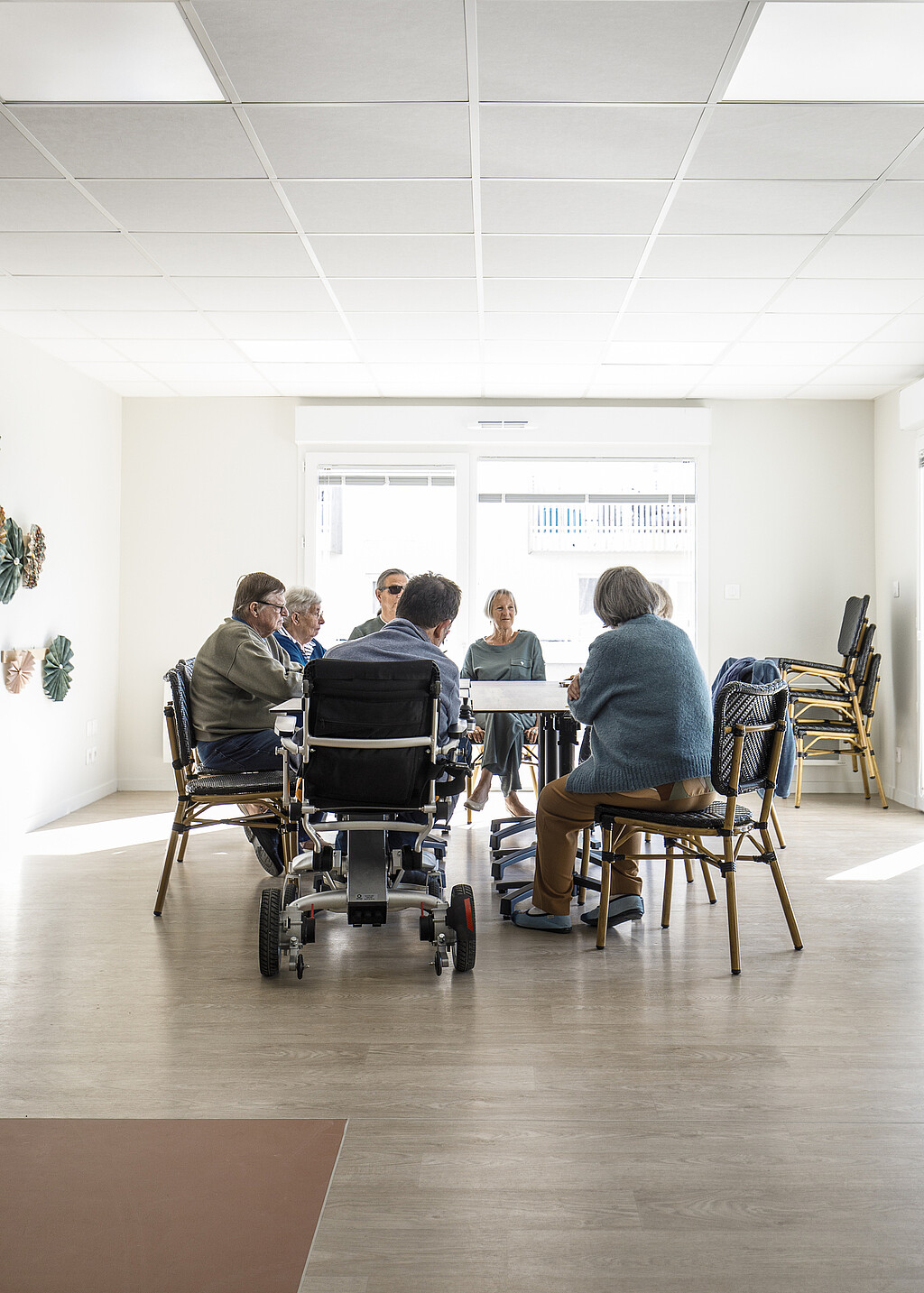 Des résidants profitent de la salle de convivialité de la Maison Helena de Cesson-Sévigné
