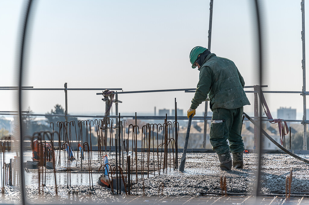 Un compagnon sur le chantier du programme "Althéa" à Saint-Nazaire