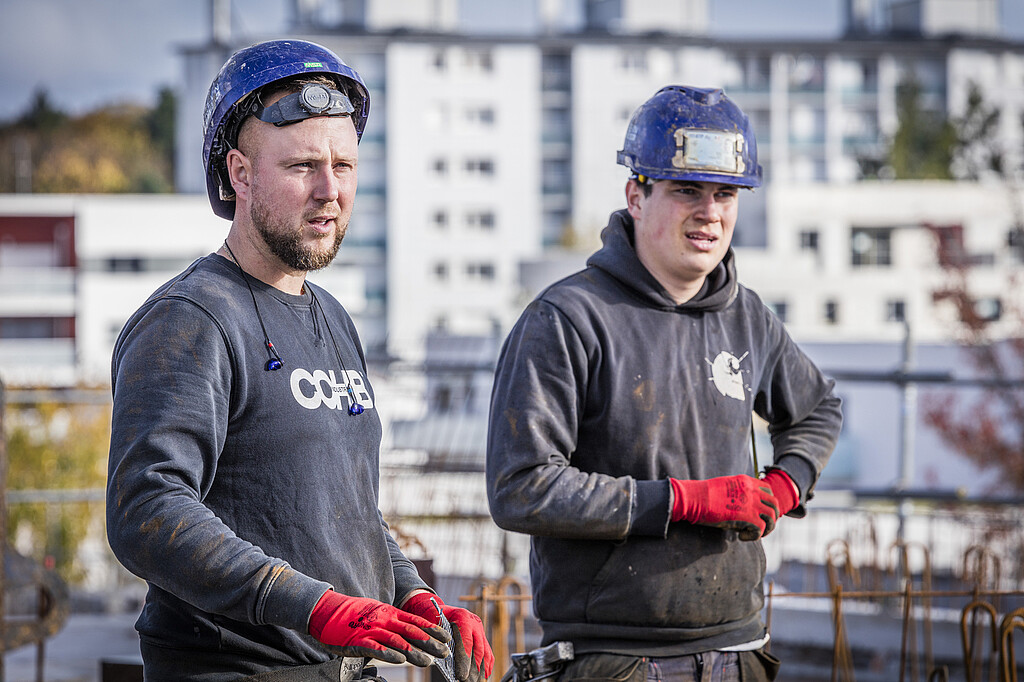 Deux compagnons travaillent sur le chantier du programme Odacité à Rennes