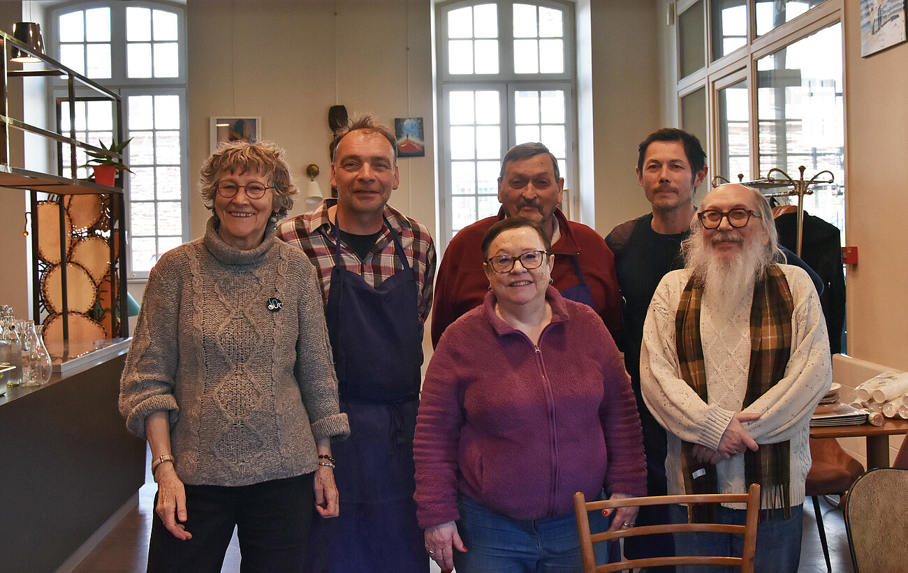 Photo de groupe lors de l'inauguration de la cantine solidaire Chez Simone & Anatole à Rennes