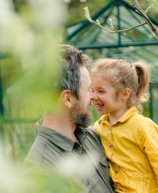 Un papa et sa petite fille