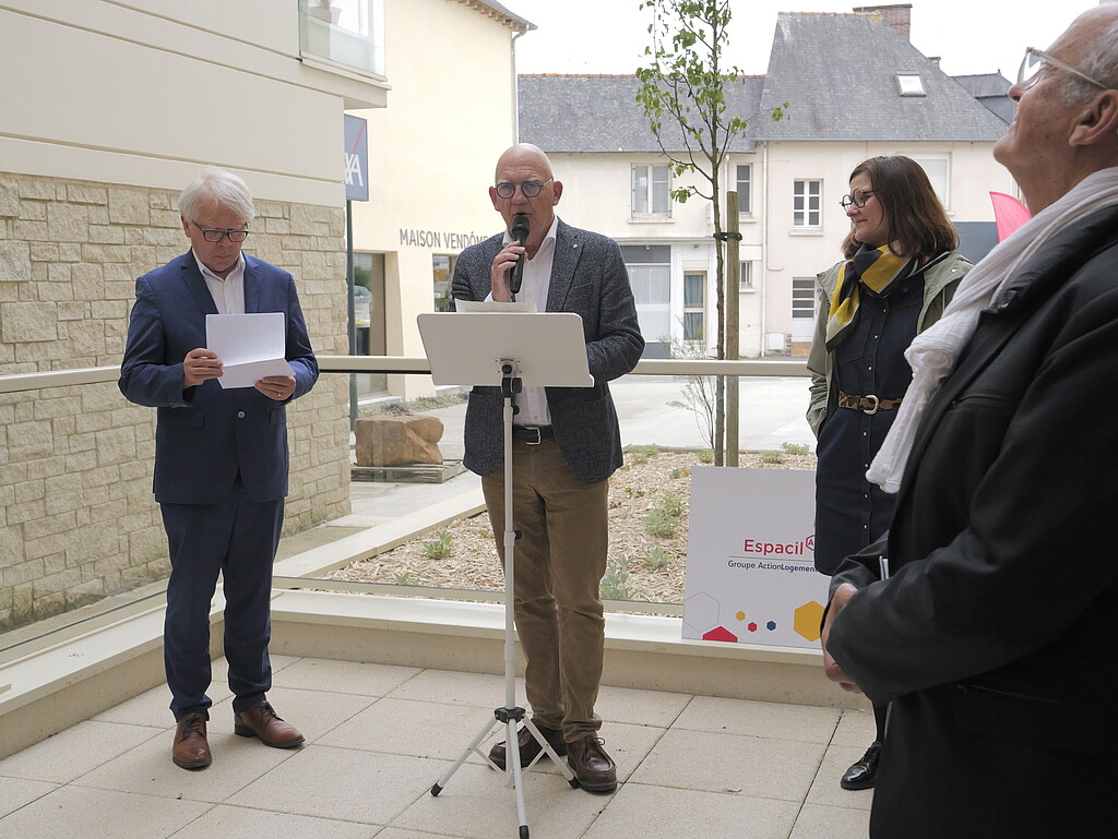 Monsieur Houssin, maire de Bruz s'exprime lors de l'inauguration de la "Maison Helena" de Bruz