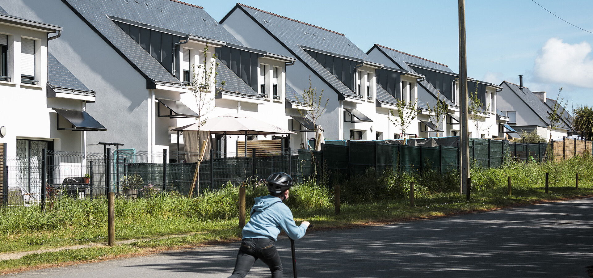Un enfant fait de la trottinette devant le programme locatif "Lann Vraz" à Landévant