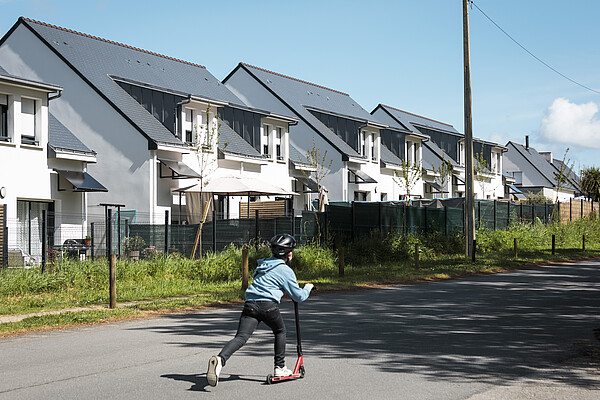 Un enfant fait de la trottinette devant le programme locatif "Lann Vraz" à Landévant