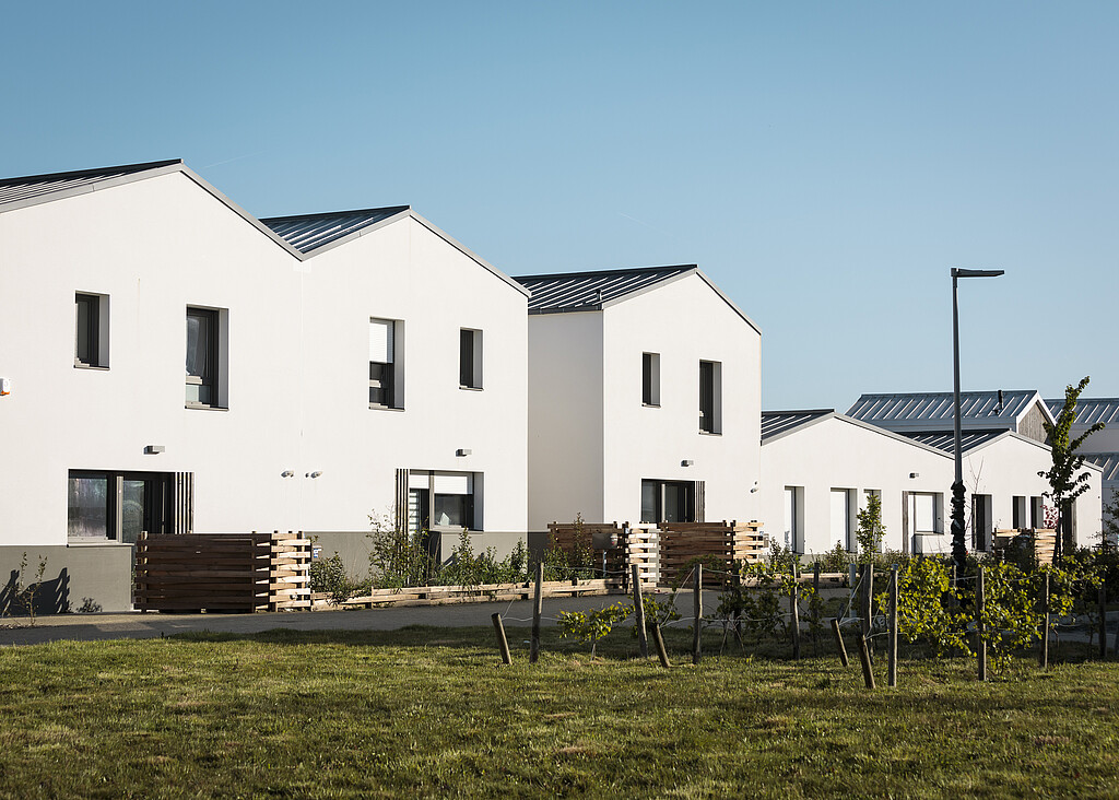 Les façades des maisons du programme en accession Les Sarments aux Sorinières