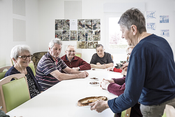 Les résidants en salle de convivialité