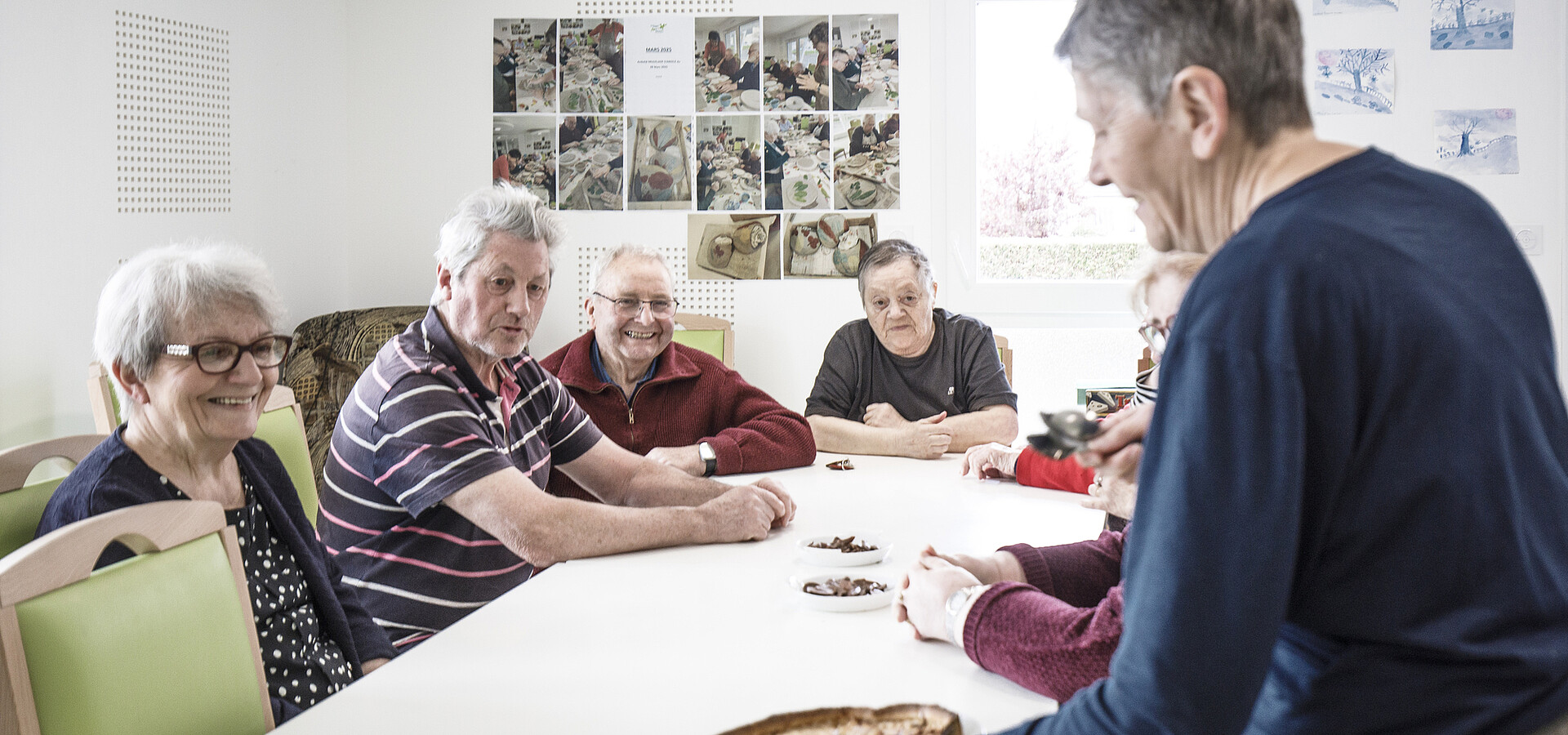 Les résidants en salle de convivialité