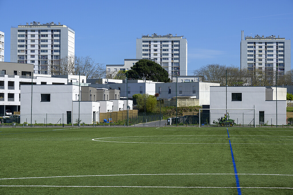 Le programme "L'Andalouse" au sein du quartier de Kervenanec à Lorient, vue du stade de football