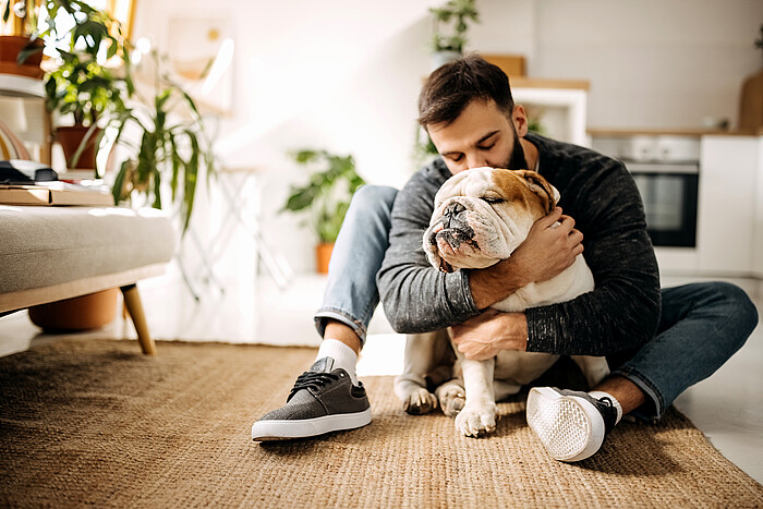 Un homme et son chien dans son salon