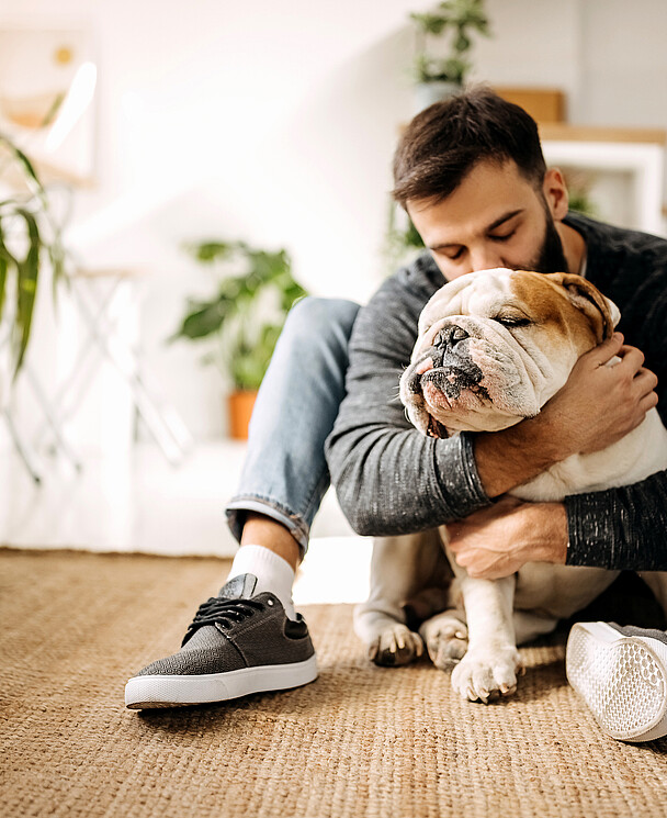 Un homme et son chien dans son salon