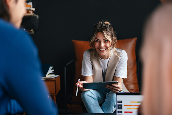 Une jeune femme heureuse de son projet avec Espacil