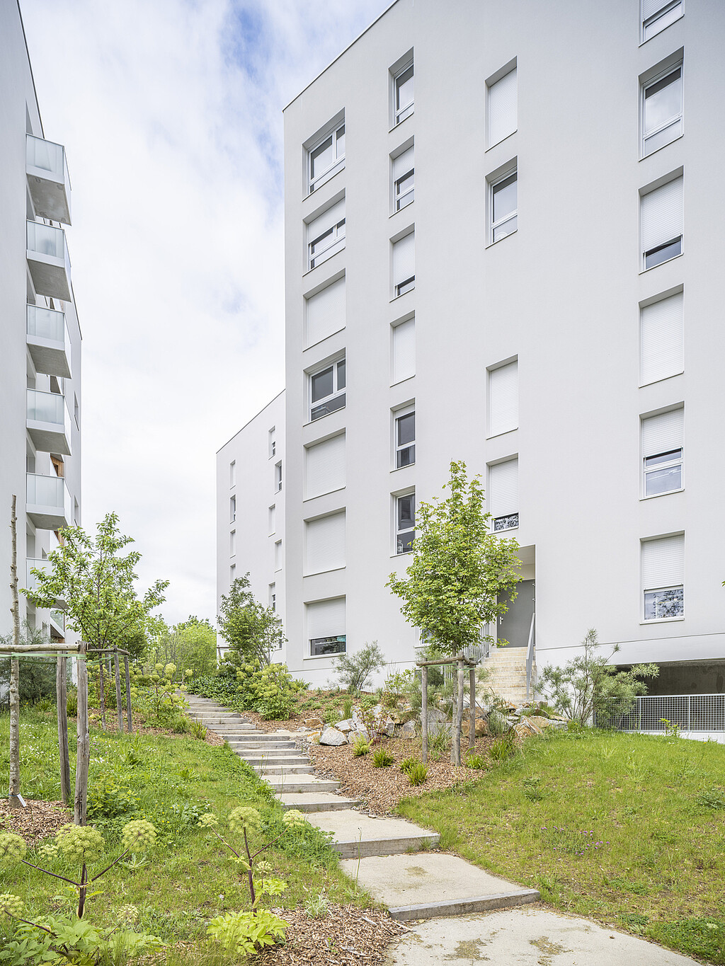 Espace arboré de la résidence "Persée" pour étudiants et jeunes actifs à Nantes