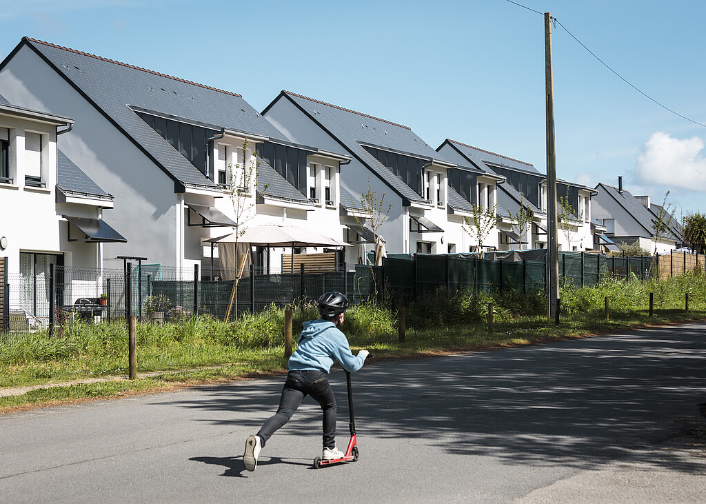 Un enfant fait de la trottinette devant le programme locatif "Lann Vraz" à Landévant