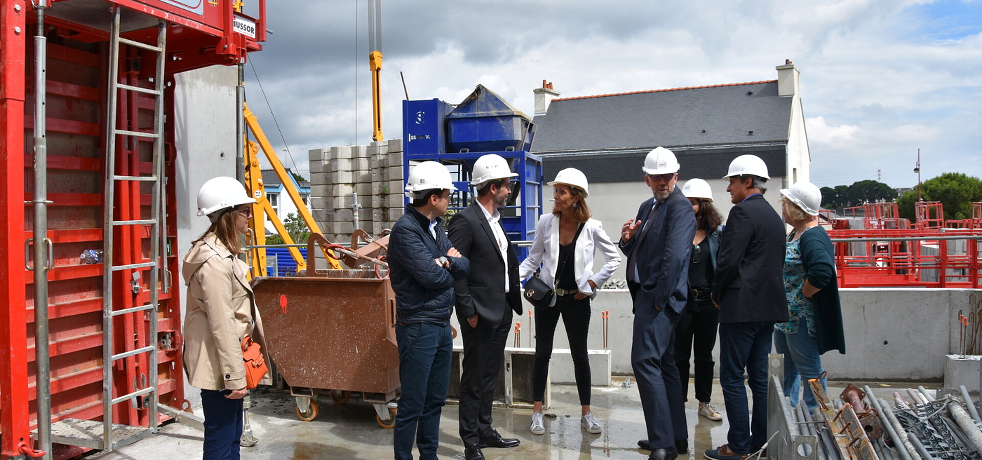 Un groupe de personnes visitent le chantier des Hunes du Scorff à Lanester