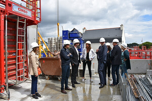 Un groupe de personnes visitent le chantier des Hunes du Scorff à Lanester