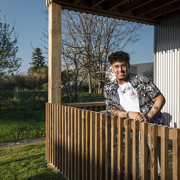 Résident sur sa terrasse dans la résidence Modul'R pour jeunes actifs (article 109) à Redon