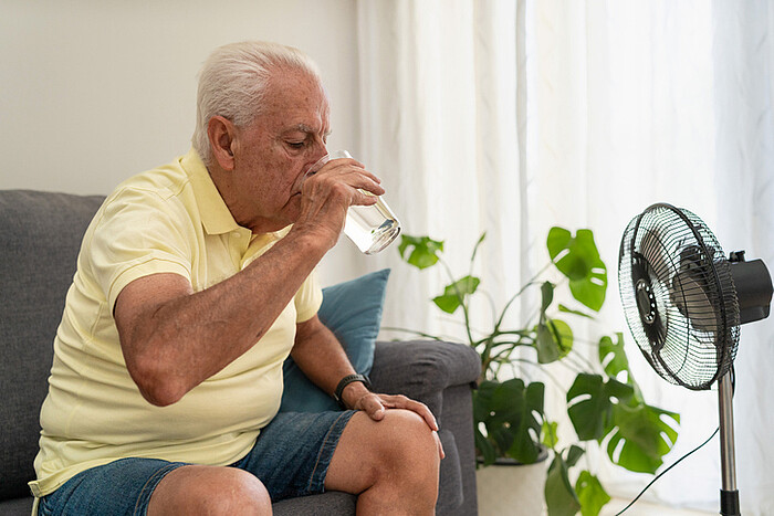 Un homme senior s'hydrate