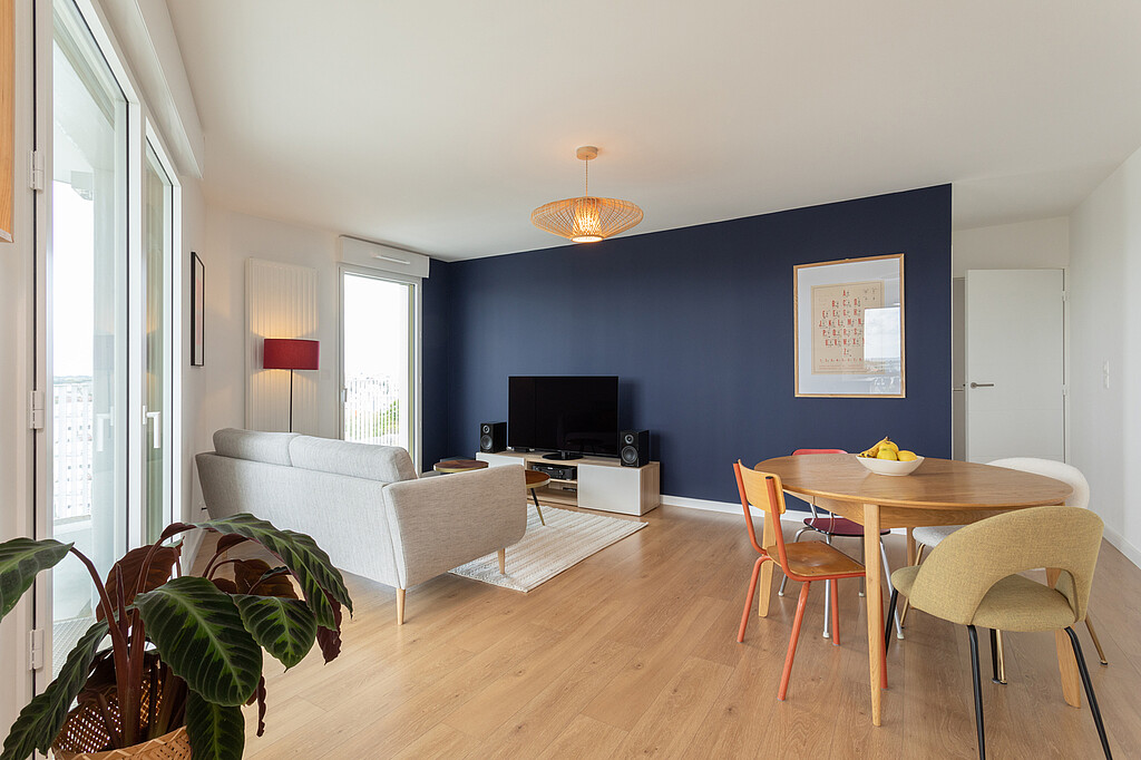 Mur bleu d'un salon d'un appartement du programme Dremmwel à Rennes