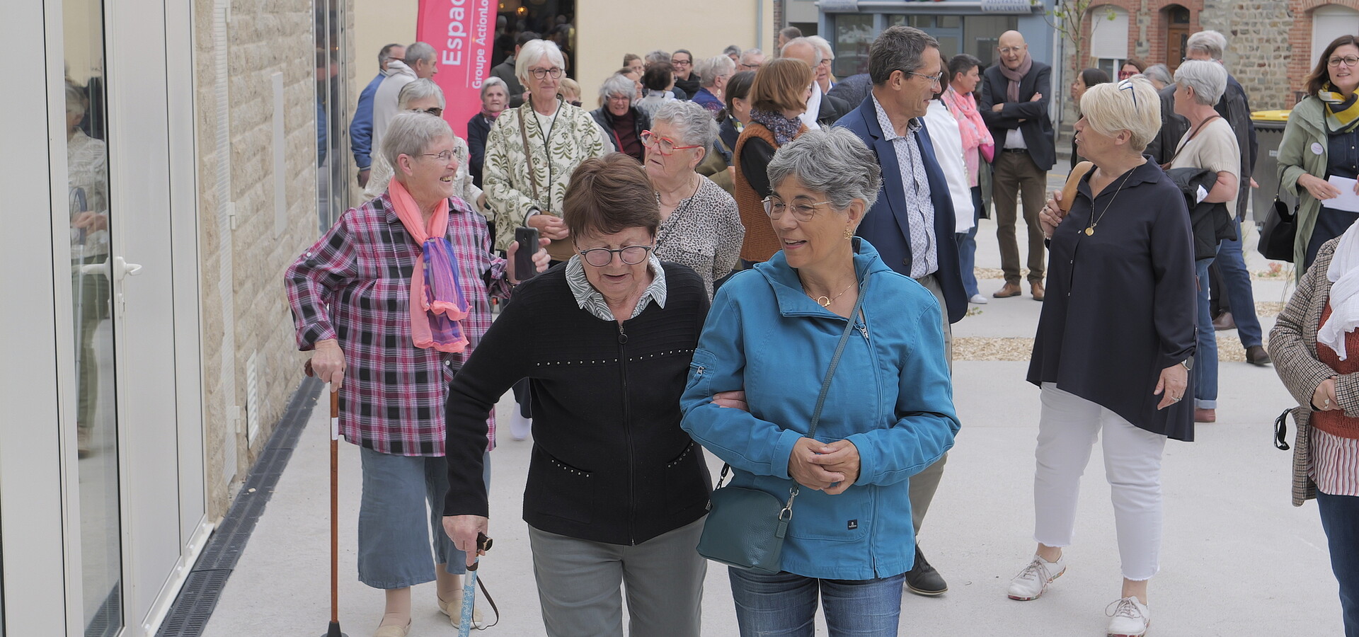 Des résidantes marchent lors de l'inauguration de la "Maison Helena" de Bruz