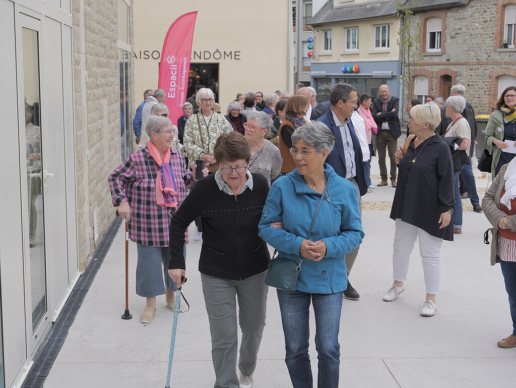 Des résidantes marchent lors de l'inauguration de la "Maison Helena" de Bruz