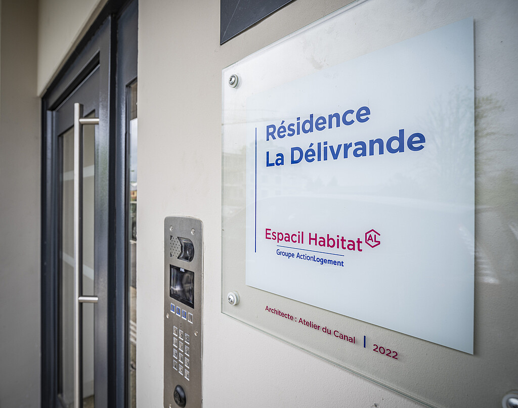 Plaque de la résidence locative "La Délivrande" à Servon-sur-Vilaine