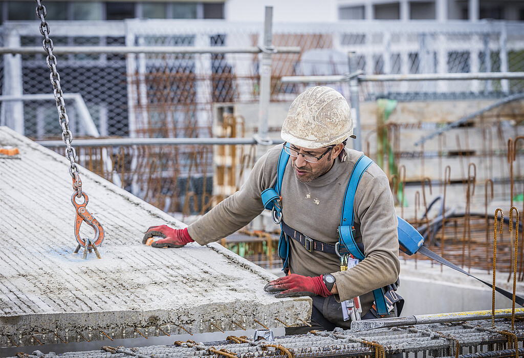 Un compagnon travaille sur le chantier du programme Odacité à Rennes
