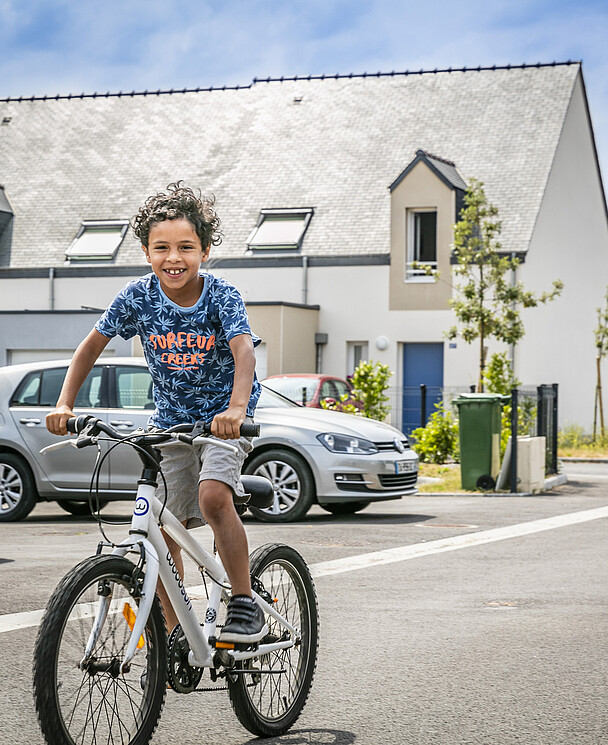 Enfant à vélo au sein de la résidence "Les Tamaris" à Saint-Pierre-Quiberon