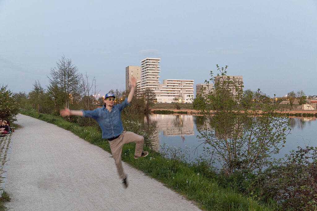 Un jeune homme heureux en bord de Vilaine