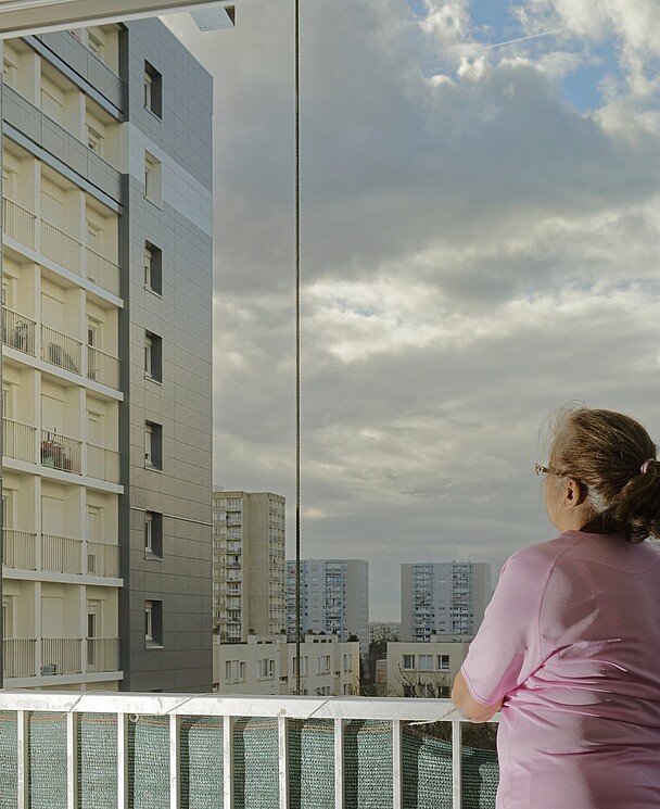 Résidente qui regarde la vue depuis sa terrasse