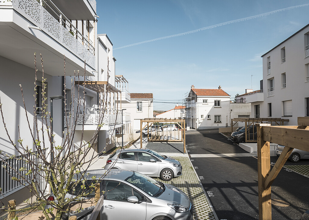 Des voitures garées devant le programme