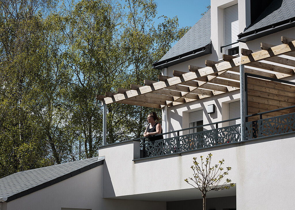 Une personne profite de sa terrasse ensoleillée