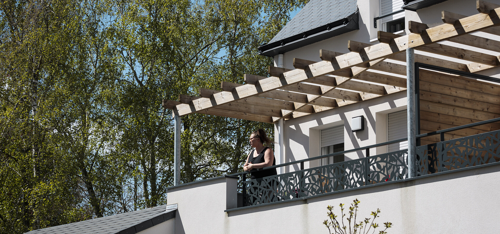 Une personne profite de sa terrasse ensoleillée