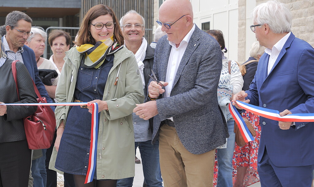 Couper de ruban lors de l'inauguration de la "Maison Helena" de Bruz