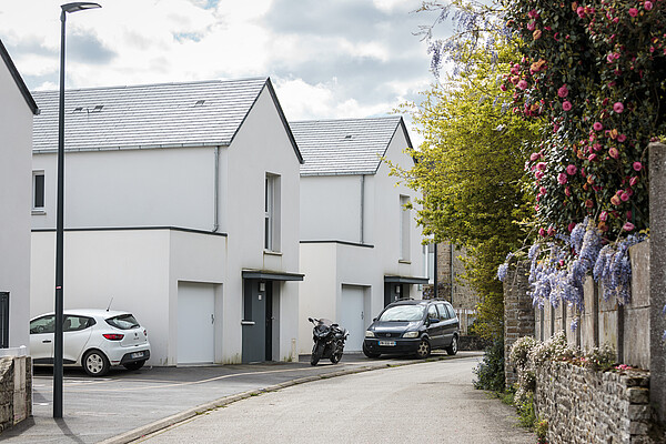 Maisons individuelles locatives à Plumelec, vue de la rue fleurie