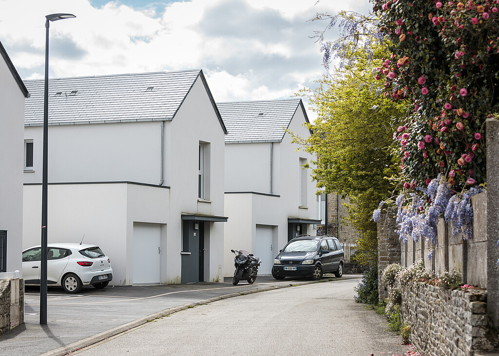 Maisons individuelles locatives à Plumelec, vue de la rue fleurie