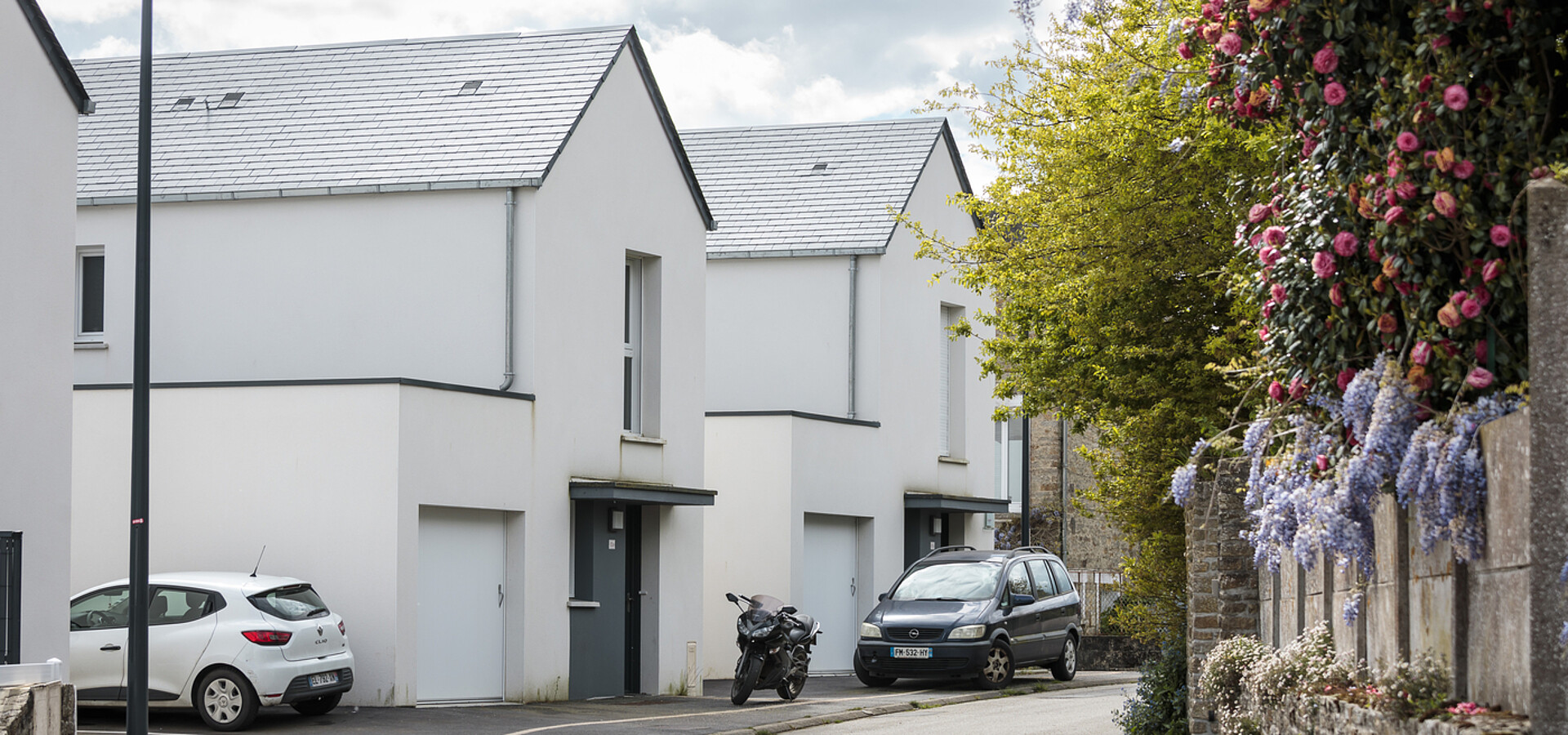 Maisons individuelles locatives à Plumelec, vue de la rue fleurie