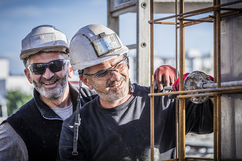 Deux compagnons plaisantent sur le chantier du programme Odacité à Rennes
