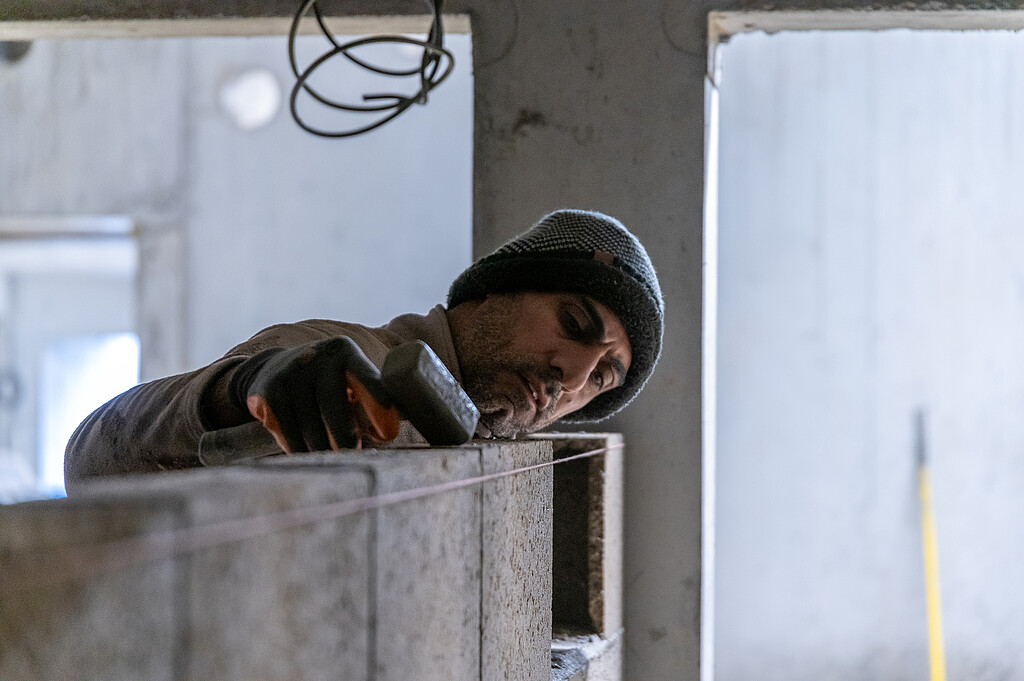 Un compagnon travaille sur le chantier des collines du Frugy à Quimper