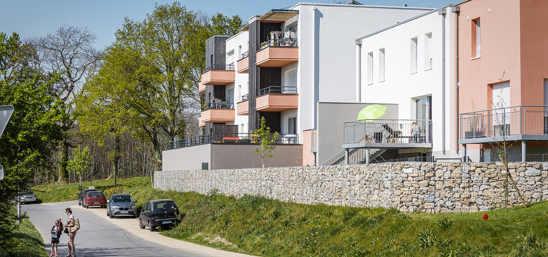 Deux personnes marchent devant la résidence