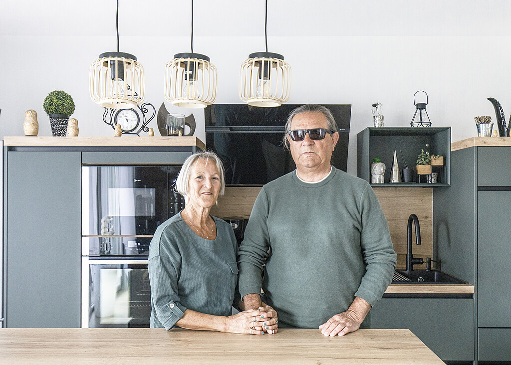 Un couple sénior dans l'espace de convivialité de la Maison Helena de Cesson-Sévigné