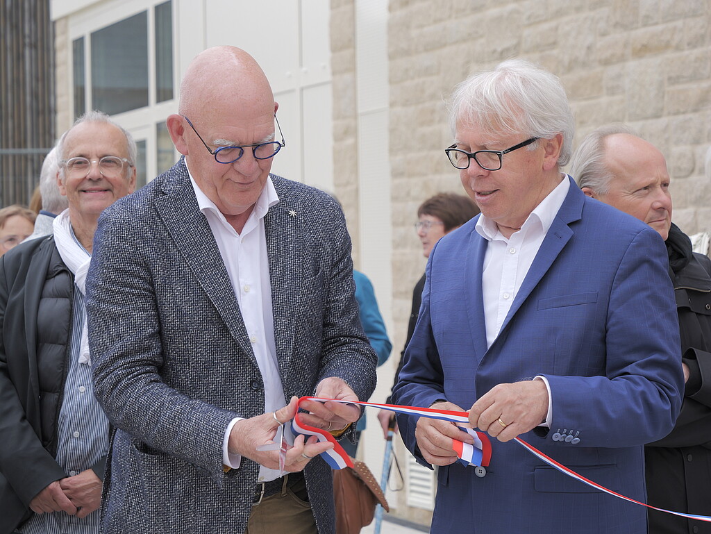 Monsieur Houssin et Monsieur Puil coupent le ruban