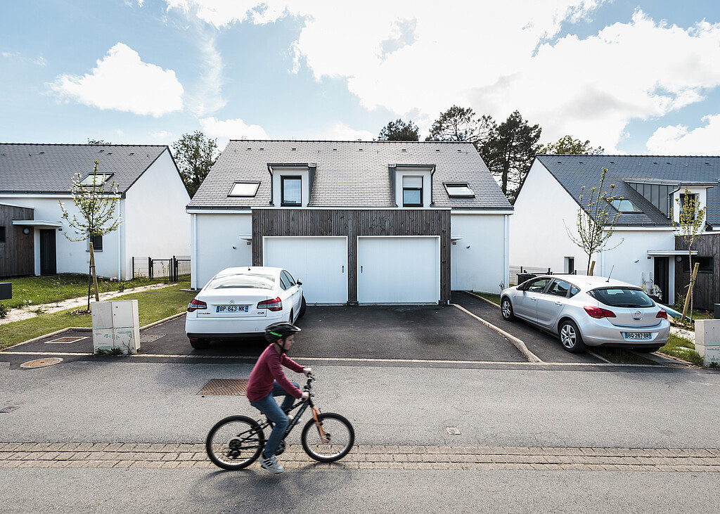 Un enfant fait du vélo devant le programme "Lann Vraz" à Landévant dans le Morbihan