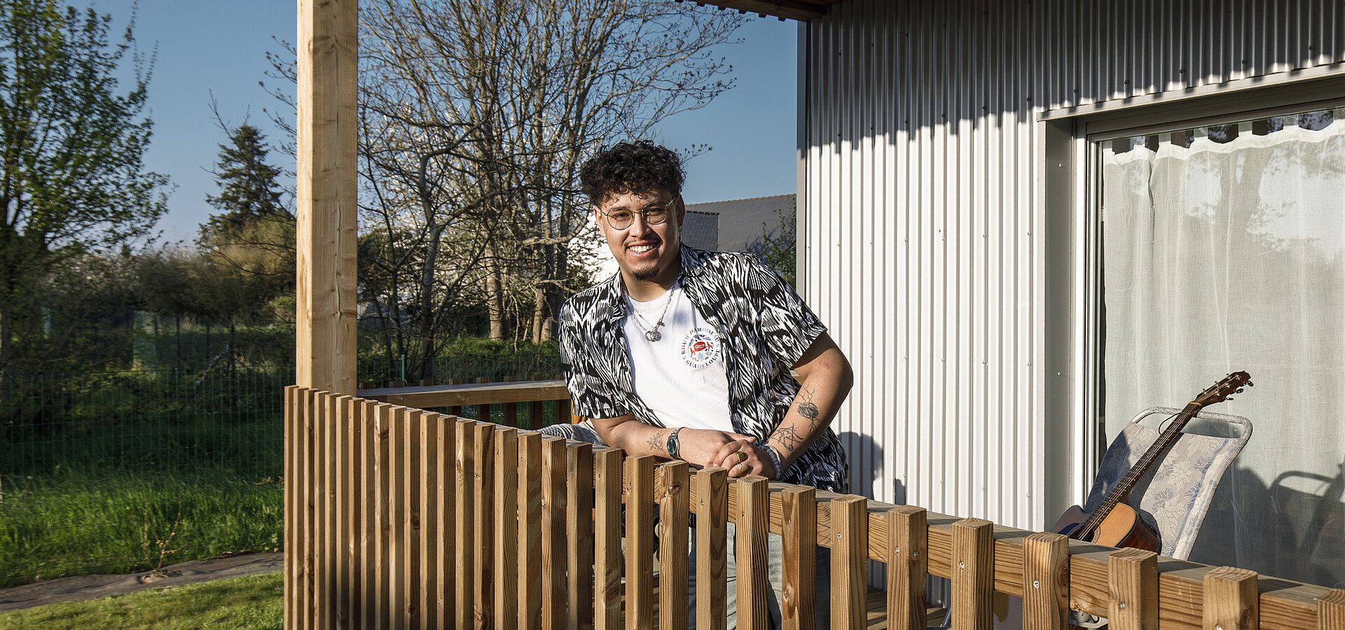 Jeune locataire sur sa terrasse de la résidence Modul'R à Redon