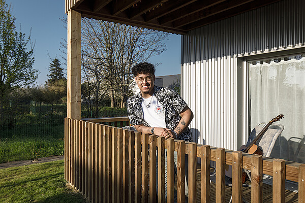 Jeune locataire sur sa terrasse de la résidence Modul'R à Redon