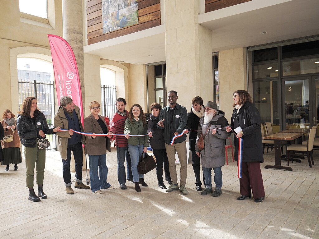 Coupé de ruban pour l'inauguration de la cantine solidaire Chez Simone & Anatole à Rennes