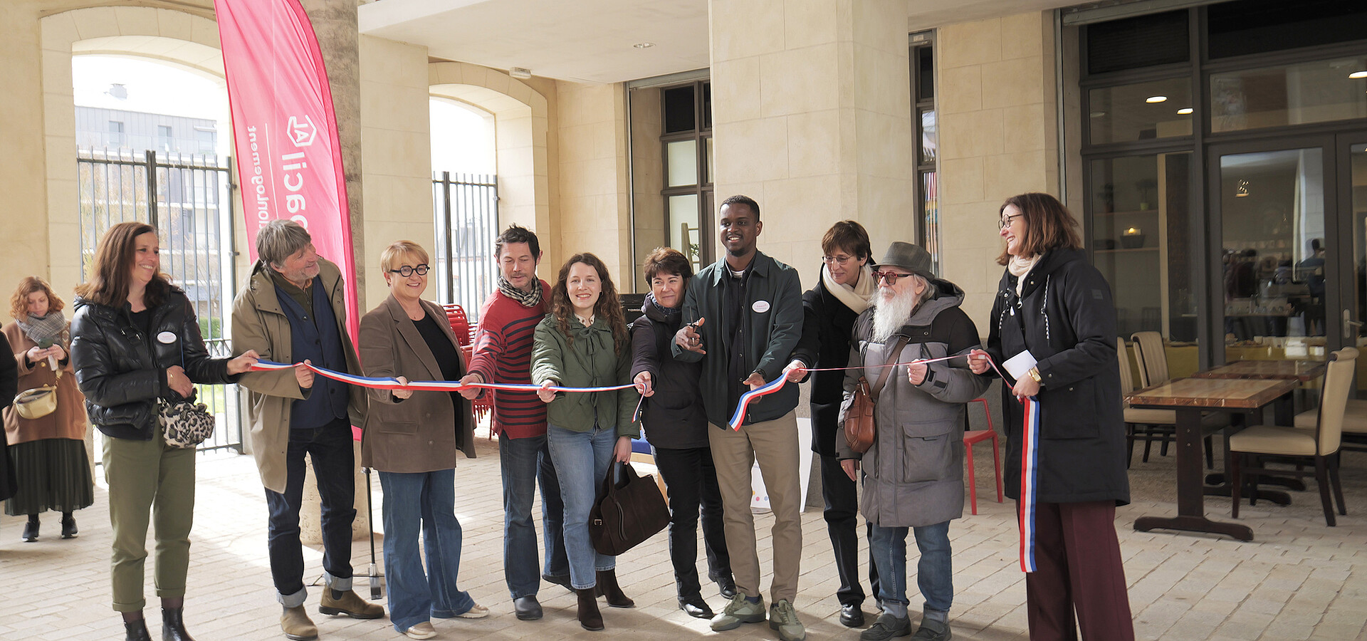 Coupé de ruban pour l'inauguration de la cantine solidaire Chez Simone & Anatole à Rennes
