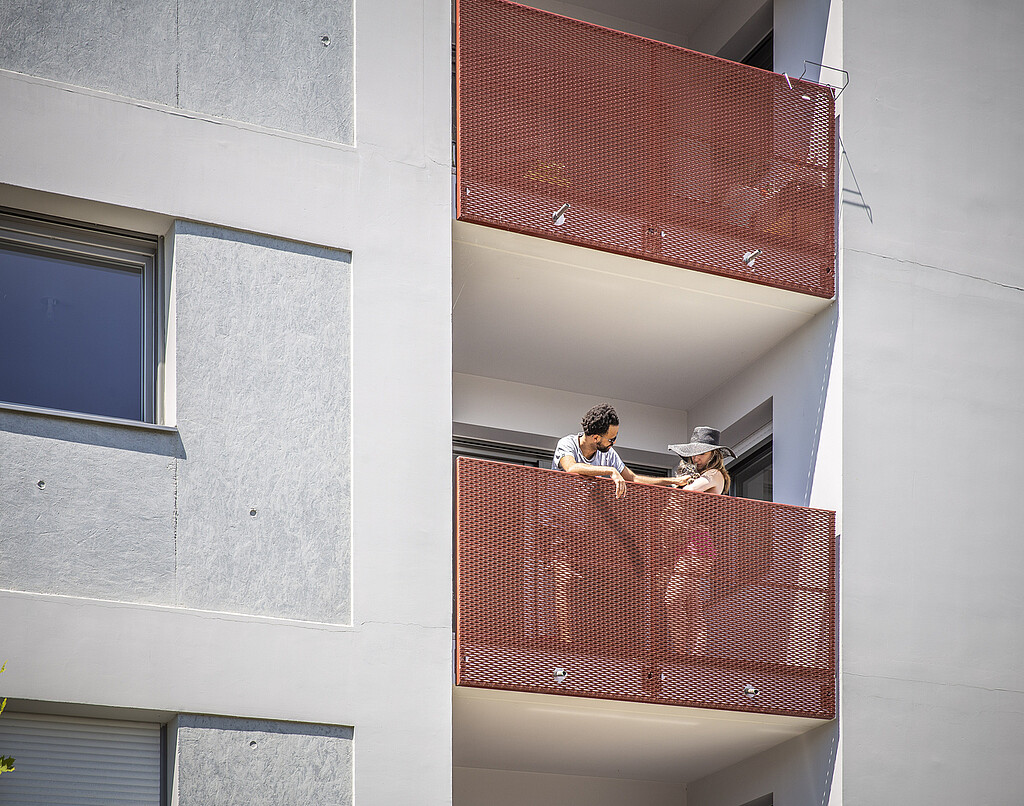 Deux personnes profitent de leurs balcons