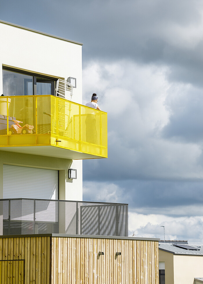 Une locataire sur son balcon