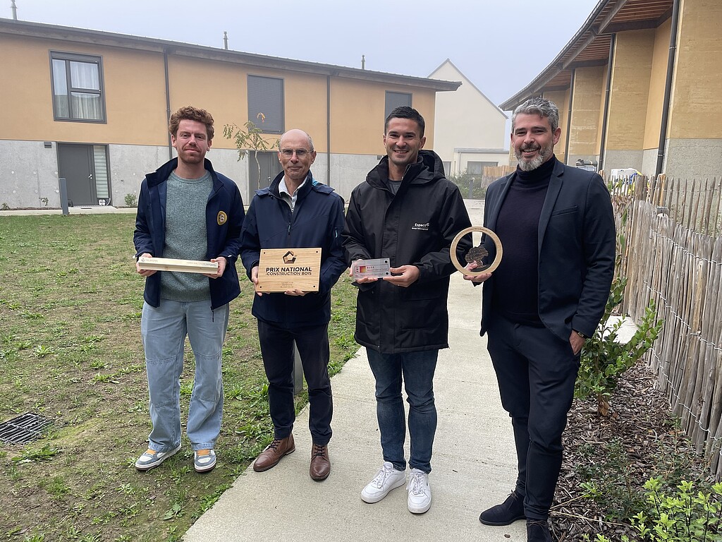 Photo de groupe incluant de gauche à droite : Antoine Charbionnier, Prescripteur Bois Construction au sein de FIBOIS Bretagne - Thierry Renoux, Maire de Chavagne - Quentin Angougeard, Responsable de programmes chez Espacil - André-Yves Lambert, Directeur Général Adjoint Développement Maîtrise d'Ouvrage et Ventes et Directeur Général délégué Espacil Accession 