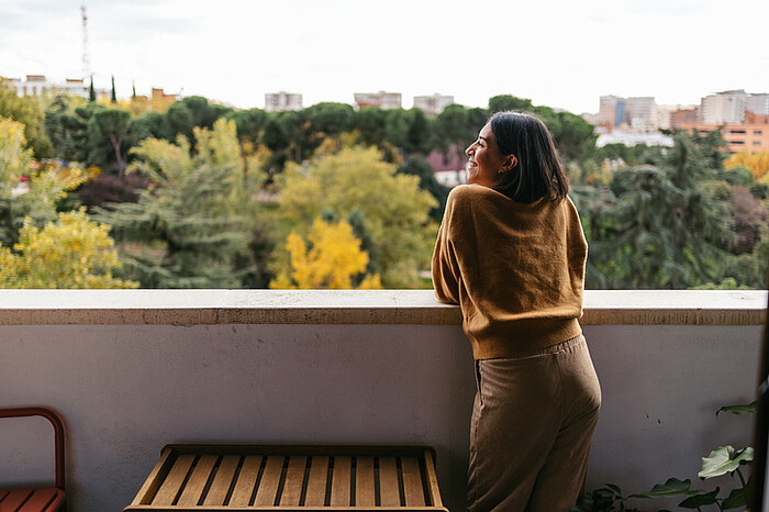 Une jeune femme sur le balcon